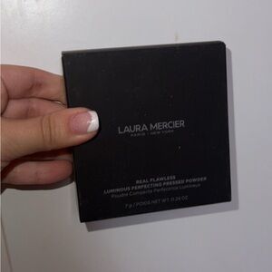 Laura Mercier Real Flawless Pressed Powder in Black